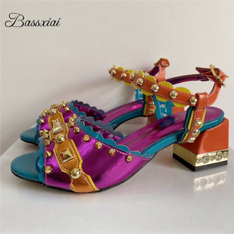 Luxury Lifestyle Shoes - 여성용 럭셔리 리벳 T 스트랩 샌들,
